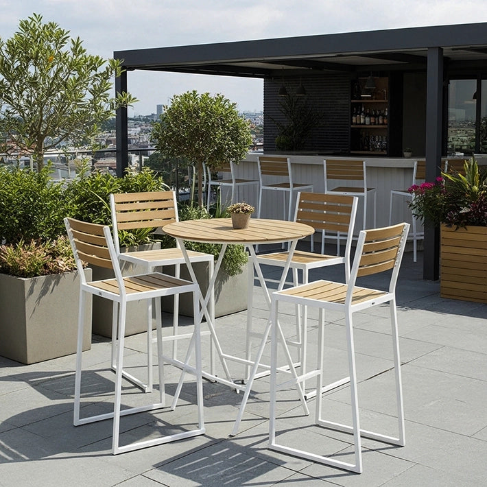 Alt Taburetes Menorca fabricados en acero con estructura apilable y acabado en color blanco EME Mobiliario