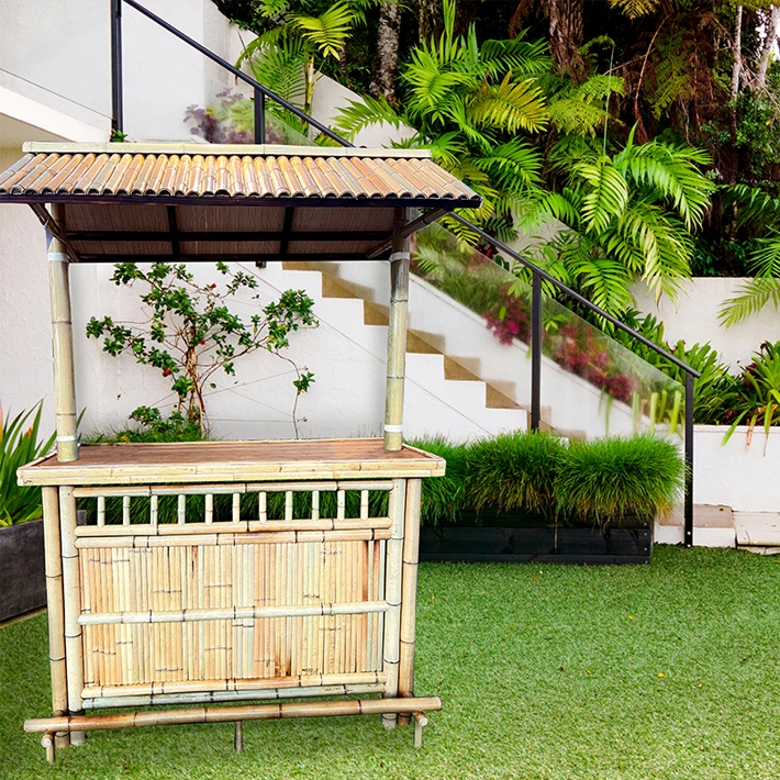 Alt Tiki Bar es una barra de bar fabricada en bambú natural con tejado ideal para usar en exterior EME Mobiliario 
