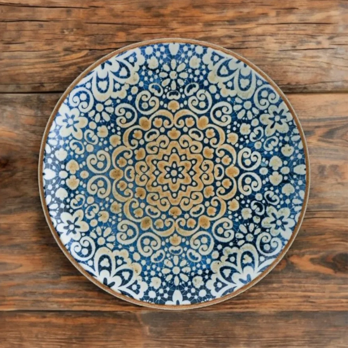 Alt Vajilla Alhambra, vajilla de diseño fabricada en porcelana con un diseño nazarí inspirado en la Alhambra de Granada para eventos y hostelería EME Mobiliario 