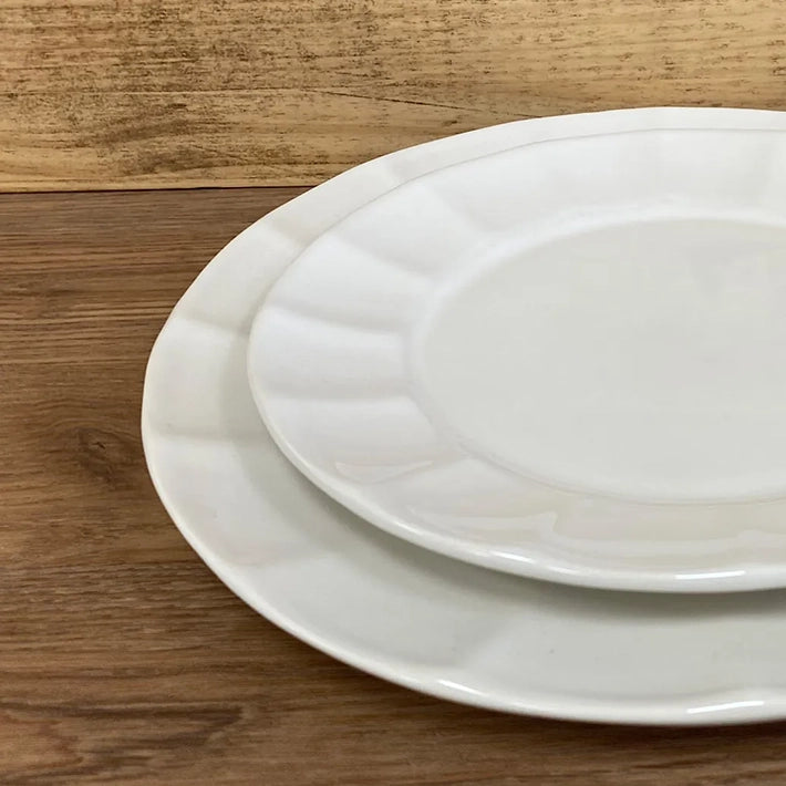 Alt Vajilla Venecia de color marfil fabricada con gres vitrificado con esmalte brillante con un diseño elegante para eventos y hostelería EME Mobiliario 