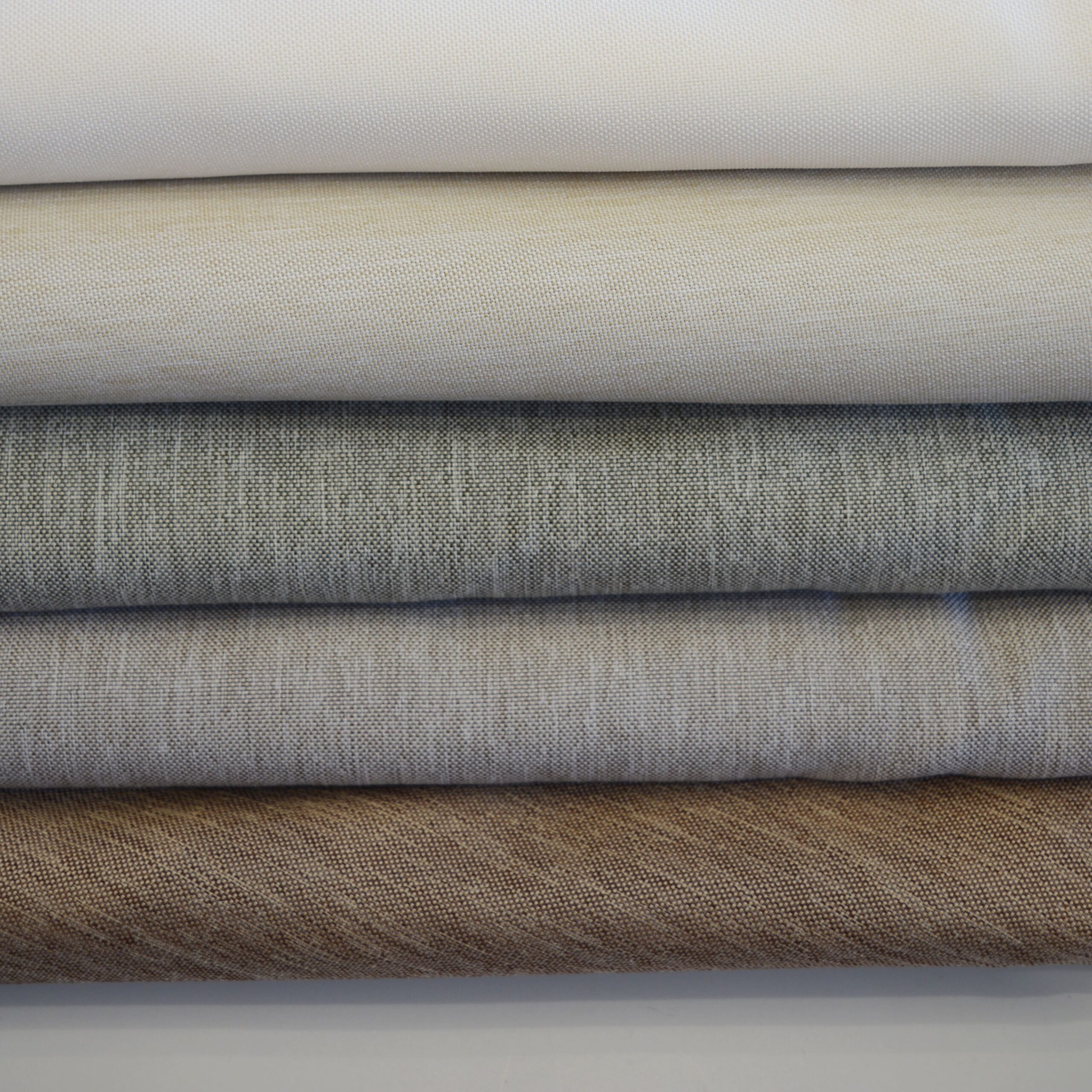 Mantel redondo 100% poliéster con acabado imitación al tejido de lino.