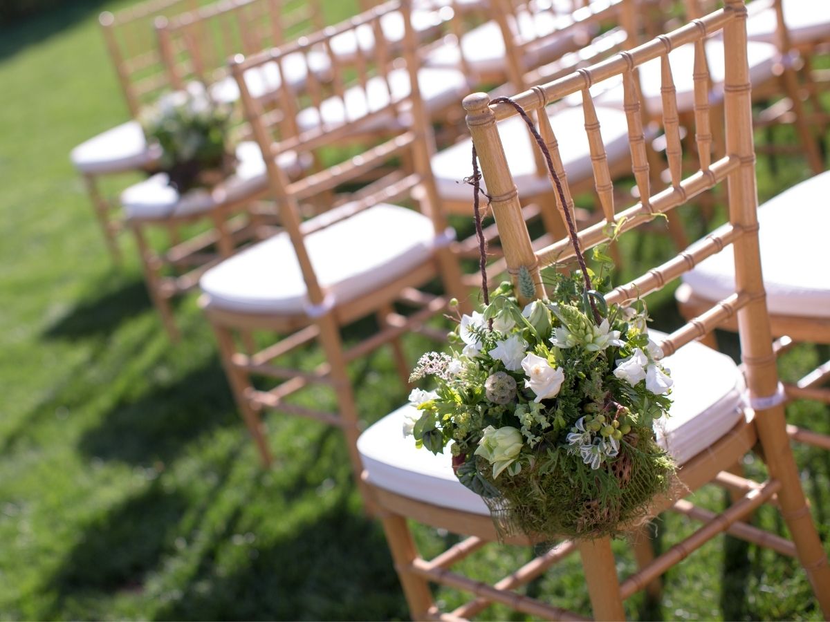 3 estilos de sillas para bodas especiales: Crossback, Tiffany y Bambú - EME Mobiliario