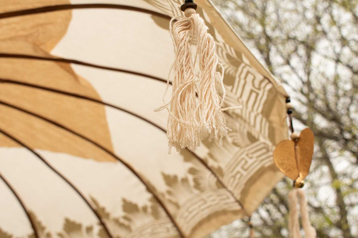 Alt Decoración exótica con nuestras sombrillas balinesas para tus eventos.